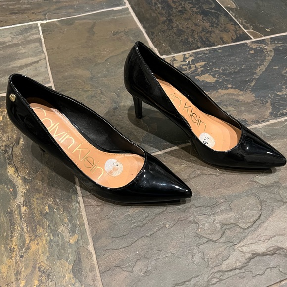 🎉HP🎉 Calvin Klein Nilly pumps - patent leather-like finish GUC - Picture 3 of 4